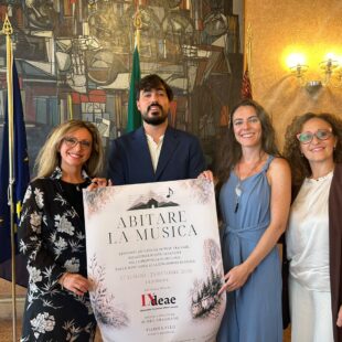 Presentata a Palazzo Balbi la rassegna “Abitare la Musica”. Mantovan: ”Per una sera il palcoscenico è il salotto di casa: dal 27 luglio al 25 ottobre concerti e residenze d’artista nelle abitazioni di Cortina d’Ampezzo e nei luoghi della provincia di Belluno”