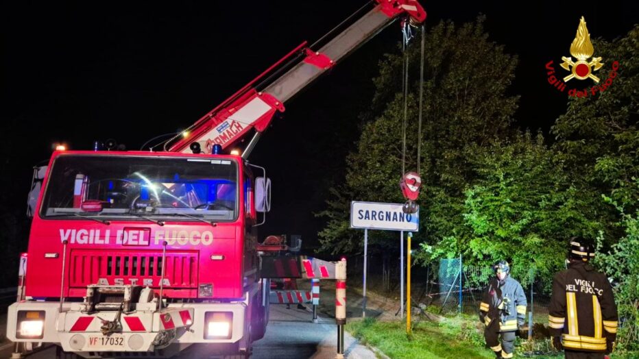 A Sargnano, un’auto finisce nel canale e travolge due pedoni