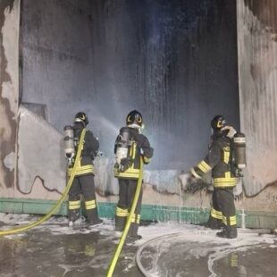 LONGARONE, INCENDIO IN UN IMPIANTO DI RECUPERO RIFIUTI