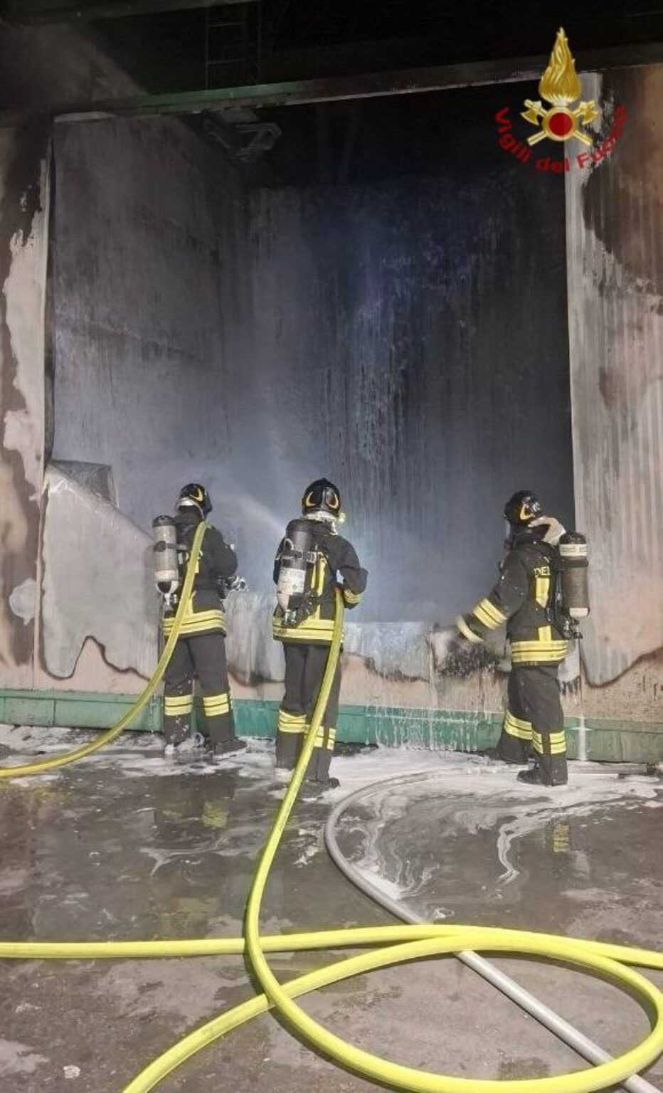 LONGARONE, INCENDIO IN UN IMPIANTO DI RECUPERO RIFIUTI