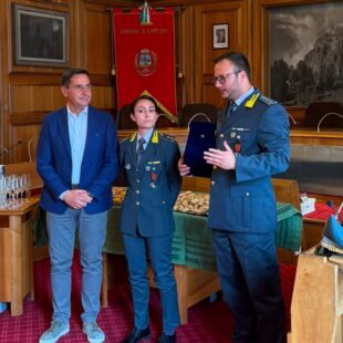 Cortina d’Ampezzo saluta il Capitano Luca Lorandi e dà il benvenuto al Tenente Marta Maiorano della GdF