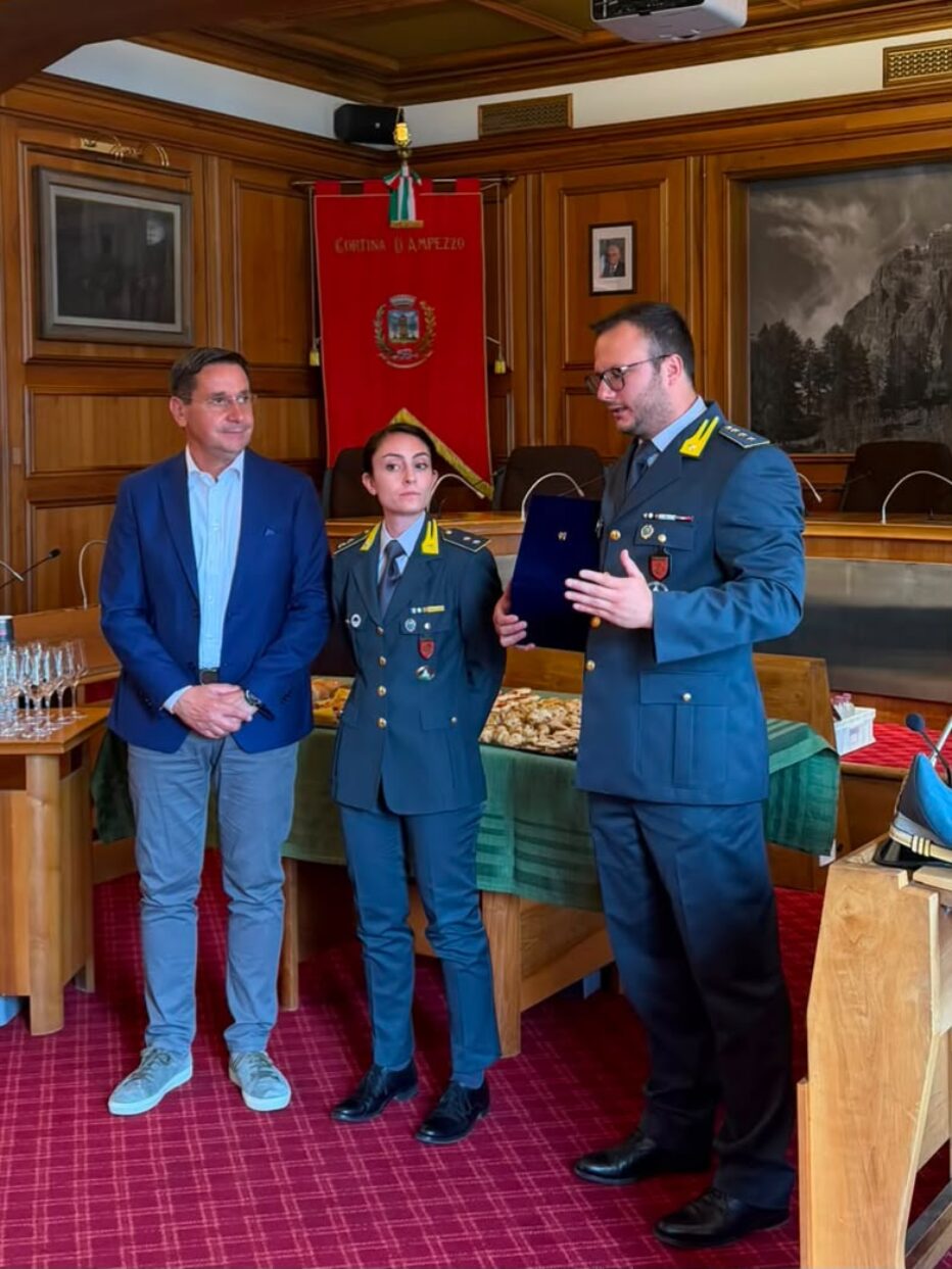 Cortina d’Ampezzo saluta il Capitano Luca Lorandi e dà il benvenuto al Tenente Marta Maiorano della GdF