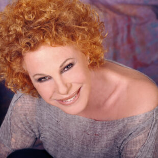 CORTINATEATRO OMAGGIA ORNELLA VANONI: MARTEDÌ 4 AGOSTO IL CONCERTO “SENZA FINE” CELEBRA I SUCCESSI E L’ELEGANZA DELLA SIGNORA DELLA CANZONE ITALIANA