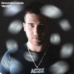 “AC22”: ASCOLTA LA CANZONE E LA STORIA DI ALESSANDRO COPPOLA. DALLA MALATTIA ALLA MISSIONE IN MUSICA E NON SOLO.