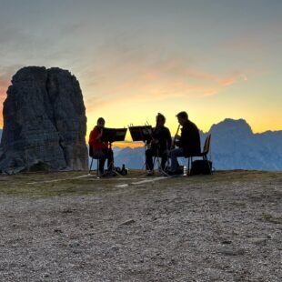 CORTINATEATRO, COMICITÀ IN PAESE E NOTE IN QUOTA: DOPPIO APPUNTAMENTO NEL WEEKEND CON CARLO & GIORGIO E IL TRAMONTO IN MUSICA AL RIFUGIO SCOIATTOLI