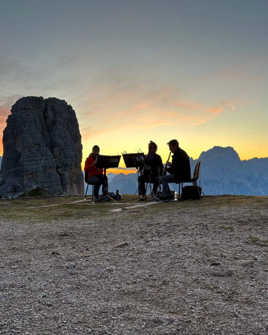 CORTINATEATRO, COMICITÀ IN PAESE E NOTE IN QUOTA: DOPPIO APPUNTAMENTO NEL WEEKEND CON CARLO & GIORGIO E IL TRAMONTO IN MUSICA AL RIFUGIO SCOIATTOLI