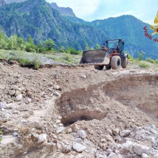 CALALZO DI CADORE, FRANA IN VAL D’OTEN: I VIGILI DEL FUOCO LIBERANO LA STRADA BLOCCATA DA FANGO E DETRITI
