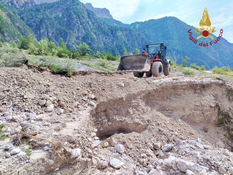 CALALZO DI CADORE, FRANA IN VAL D’OTEN: I VIGILI DEL FUOCO LIBERANO LA STRADA BLOCCATA DA FANGO E DETRITI