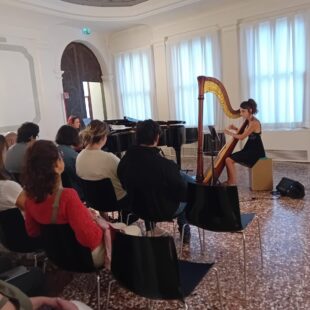 “Abitare la musica” a Palazzo Fulcis: un’esperienza speciale per gli ospiti della salute mentale di Belluno