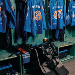 Appuntamento allo Stadio Olimpico del Ghiaccio per la prima partita dell’ALPS Hockey League 2026-2027 che vedrà i bianco blu impegnati contro gli austriaci dell’ EK Die Zeller Eisbären.