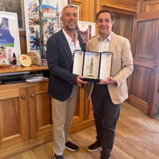 CONSEGNATO AD ANDREA VARNIER, AMMINISTRATORE DELEGATO DELLA FONDAZIONE MILANO CORTINA 2026, IL CAMPANILE DI CORTINA D’AMPEZZO