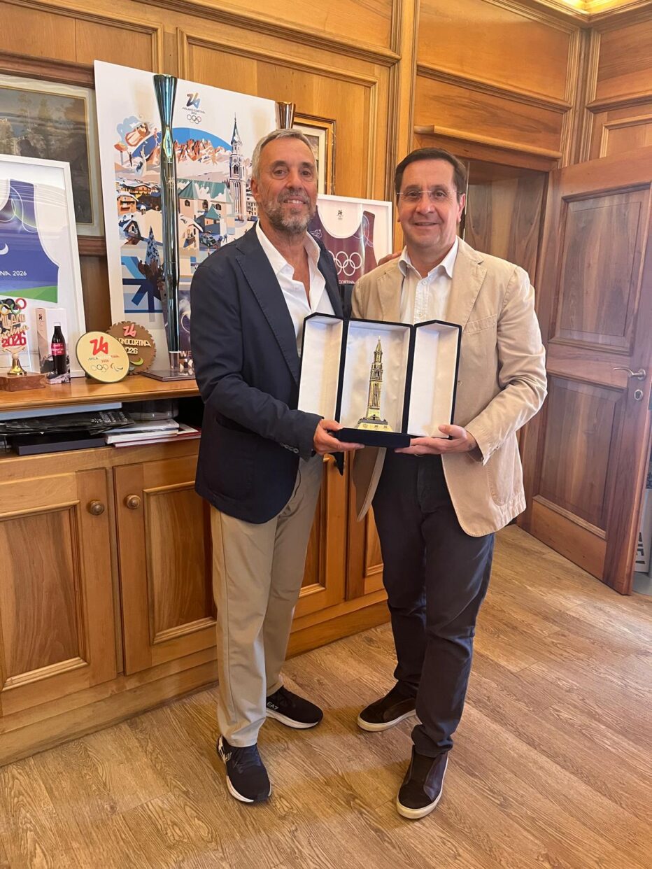 CONSEGNATO AD ANDREA VARNIER, AMMINISTRATORE DELEGATO DELLA FONDAZIONE MILANO CORTINA 2026, IL CAMPANILE DI CORTINA D’AMPEZZO