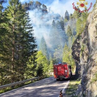 Prosegue l’impegno dei Vigili del Fuoco per domare l’incendio in località Rucavà a Colle Santa Lucia