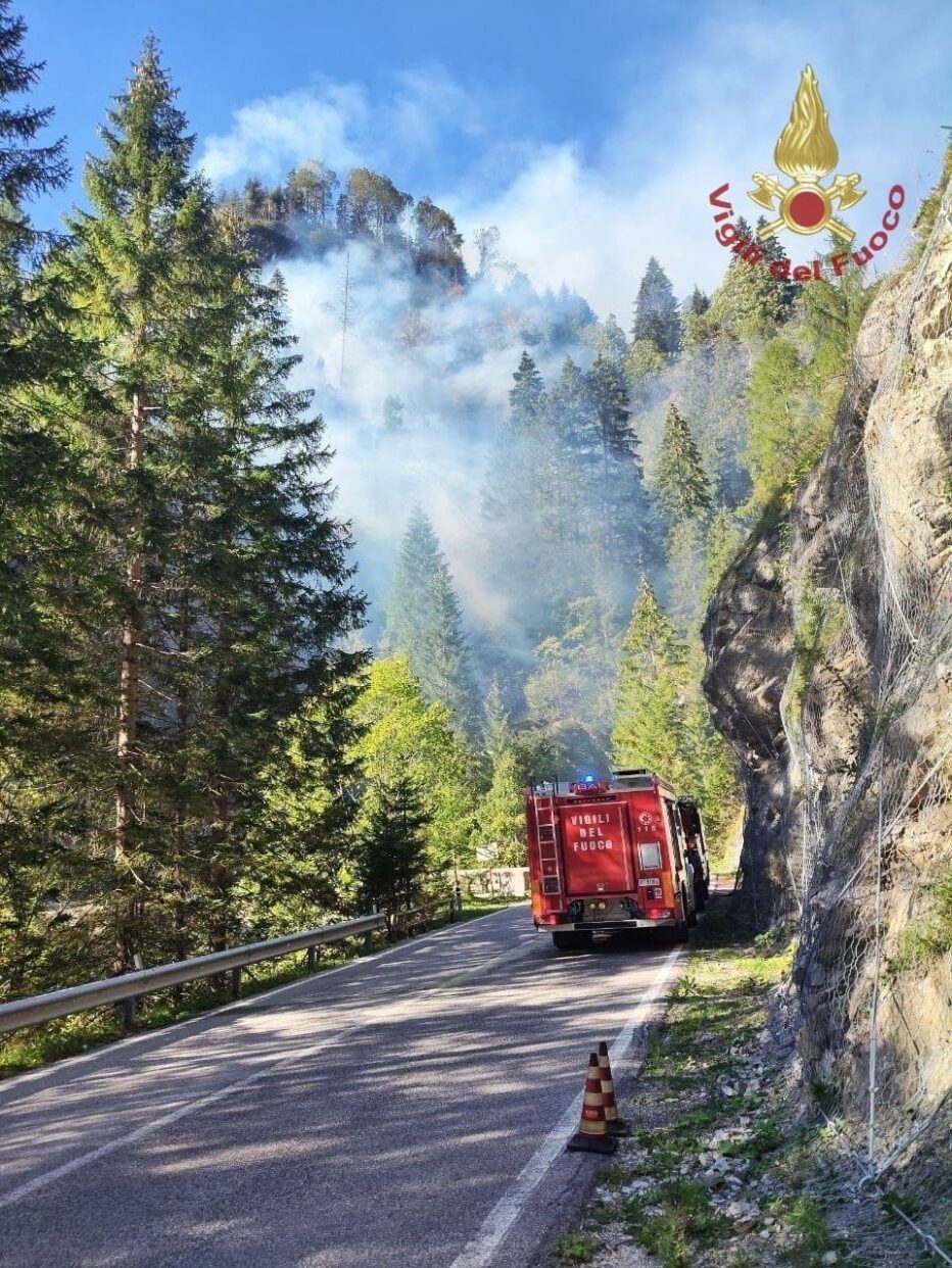 Prosegue l’impegno dei Vigili del Fuoco per domare l’incendio in località Rucavà a Colle Santa Lucia