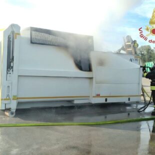 TRICHIANA – INCENDIO DI UN COMPATTATORE CARICO DI RIFIUTI