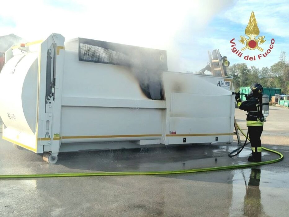 TRICHIANA – INCENDIO DI UN COMPATTATORE CARICO DI RIFIUTI